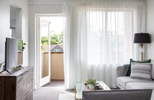 Lane Cove Apartment | Sunny Apartment in Quiet and Green Neighbourhood