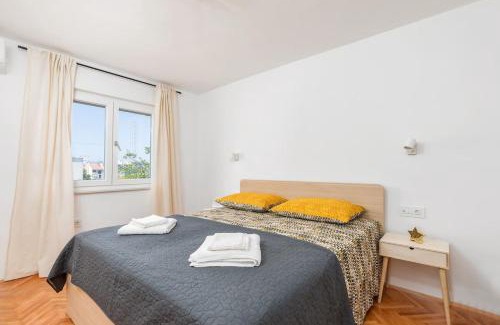 Veruda Apartment | Sunny Aura Beach Apartment - spacious and bright, with parking