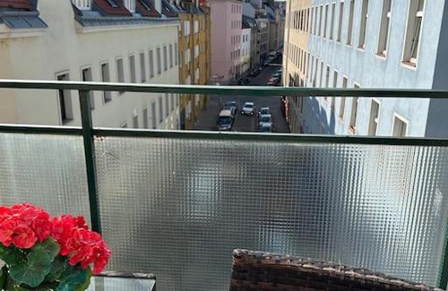 Meidling Apartment | Sunny Balcony City Apartment