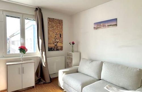 Meidling Apartment | Sunny Balcony City Apartment