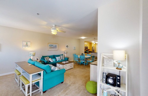 Sandbridge Condo | Sunny beach condo with washer/dryer, pool & gym