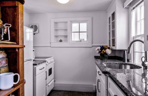 Provincetown Cottage | 😎 Sunny Beachfront Condo + Parking! 🏳️‍🌈 Provincetown West End 🌊