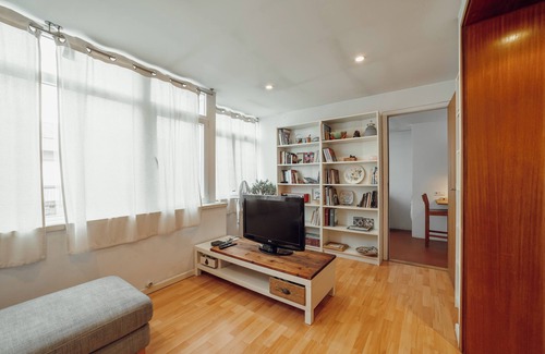 Paranhos Apartment | Sunny & Bright Duplex by Vacationy