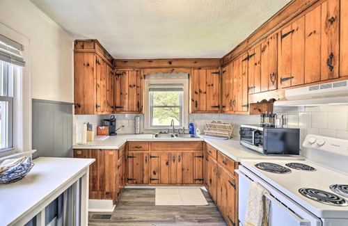 Bristol House | Sunny Bristol Home with Yard - Walk to Downtown