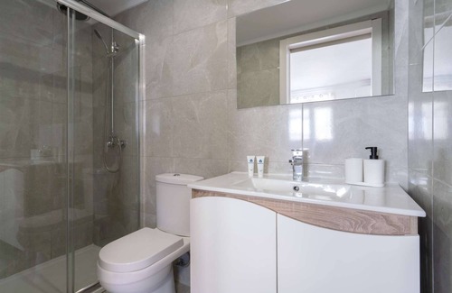 Paranhos House | Sunny Calm Room | Shared House