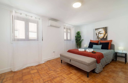 Paranhos House | Sunny Calm Room | Shared House
