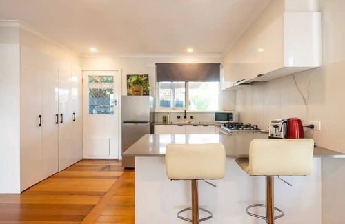 Frankston House | Sunny central stay, entire unit