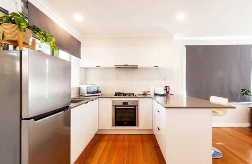 Frankston House | Sunny central stay, entire unit