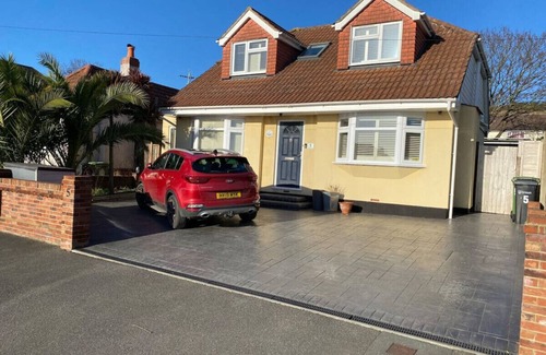 Portsmouth House | Sunny Chalet Bungalow & Annex