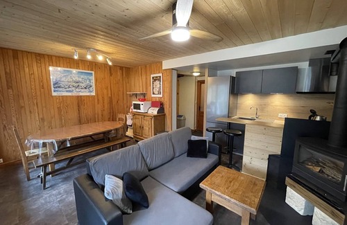 Laveissiere Ski Chalet | Sunny Chalet with Garden, Near Shops & Ski Slopes