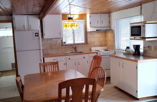 Naples Cottage | Sunny, cheerful, 3 bedroom family cottage on Sebago Cove. Sleeps 8!