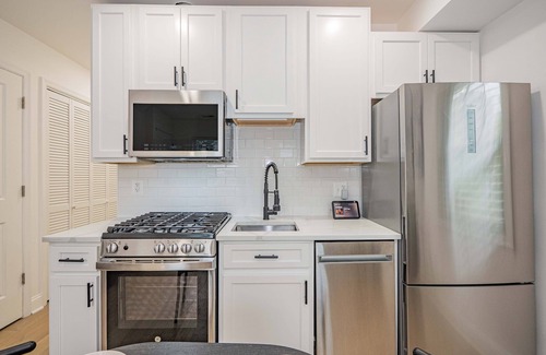 Fairmount Heights Apartment | Sunny, Chic, Centrally Located 2 bedroom, with Parking & Alexa