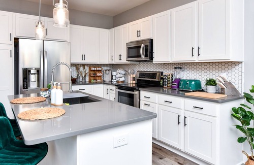 Dunean Apartment | Sunny Cityside Boho Hideaway - KING Beds, Workdesks, Balcony! Close to Downtown