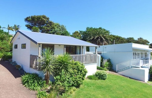 Ostend Cottage | Sunny, Clean and Spacious One Bedroom Cottage