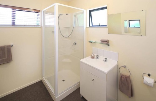 Ostend Cottage | Sunny, Clean and Spacious One Bedroom Cottage