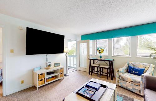 Myrtle Beach Apartment | Sunny Coastal Cottage