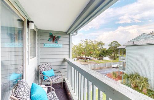 Myrtle Beach Apartment | Sunny Coastal Cottage