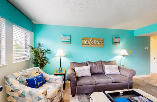Myrtle Beach Apartment | Sunny Coastal Cottage