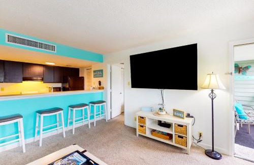 Myrtle Beach Apartment | Sunny Coastal Cottage