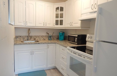 Key Colony Beach Apartment | Sunny Condo - Steps to the Beach - Key Colony Beach - Heated Pool