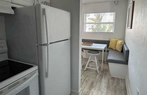 Key Colony Beach Apartment | Sunny Condo - Steps to the Beach - Key Colony Beach - Heated Pool