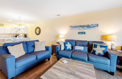 Heron Harbour Isle Condo | Sunny condo w/balcony, water views, shared outdoor pool + kiddie pool