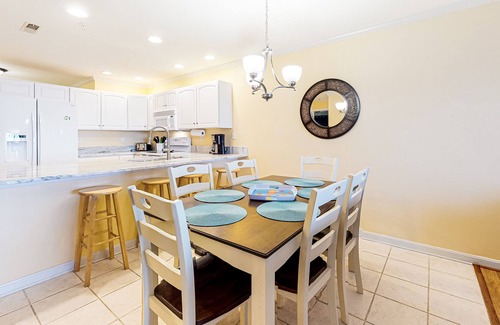 Heron Harbour Isle Condo | Sunny condo w/balcony, water views, shared outdoor pool + kiddie pool