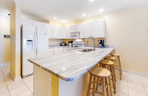 Heron Harbour Isle Condo | Sunny condo w/balcony, water views, shared outdoor pool + kiddie pool