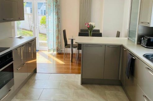 Treator House | Sunny Corner, Padstow. Spacious 3 bedrooms, 2.5 bathrooms, parking, garden.