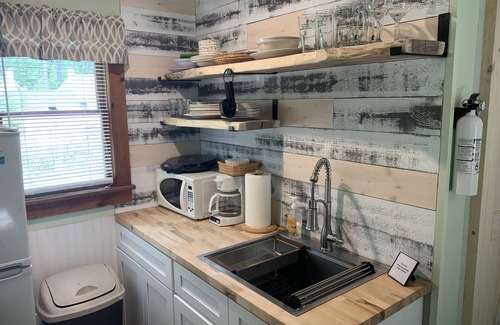 Lake George Cottage | Sunny Cottage at Cozy Nook