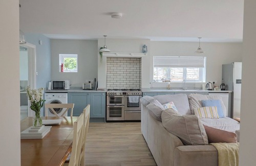 Holworth House | SUNNY CROFT, pet friendly, with hot tub in Dorchester