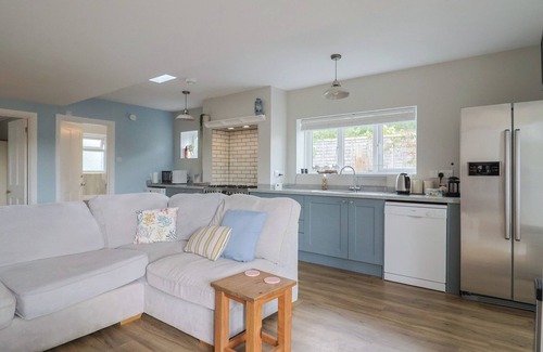 Holworth House | SUNNY CROFT, pet friendly, with hot tub in Dorchester