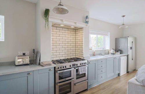 Holworth House | SUNNY CROFT, pet friendly, with hot tub in Dorchester