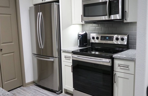 South Main Apartment | Sunny Days R Here