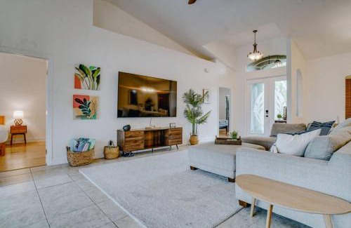 Pelican Villa | Sunny Days - Spacious Villa with Saltwater Heated Pool 4 bedroom 2 bathroom