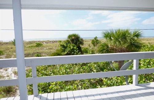 Placida House | Sunny Daze: Beachfront Cottage on the bay!