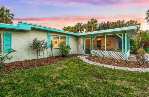 Holmes Beach House | Sunny Daze