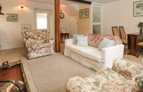 Broadwindsor Cottage | SUNNY DELL COTTAGE, pet friendly, with open fire in Bridport