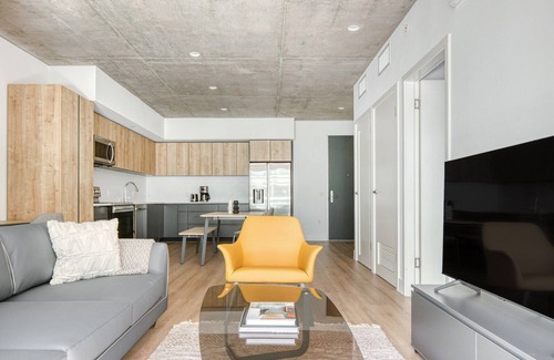 City West Apartment | Sunny Downtown 1BR w/Pool, Gym & W/D near Staples Center, by Blueground