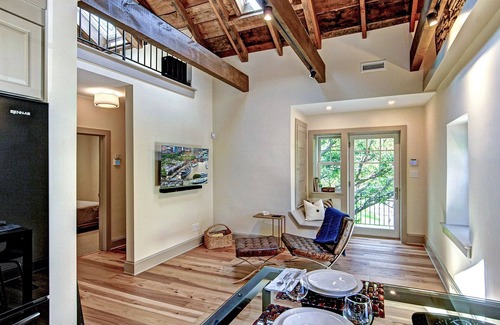 Ambler House | Sunny Executive Carriage House/Guest House located in Blue Bell, PA.