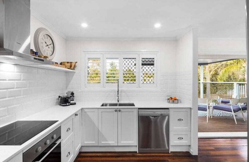 Varsity Lakes House | Sunny Hampton's On Lake-Coastal
