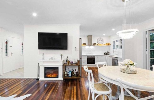Varsity Lakes House | Sunny Hampton's On Lake-Coastal