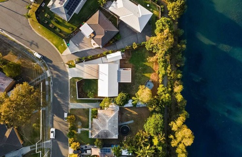 Varsity Lakes House | Sunny Hampton's On Lake-Coastal