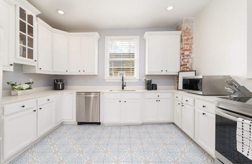 Springfield Apartment | Sunny Historic 2BR | Minutes to Stadium + Main St