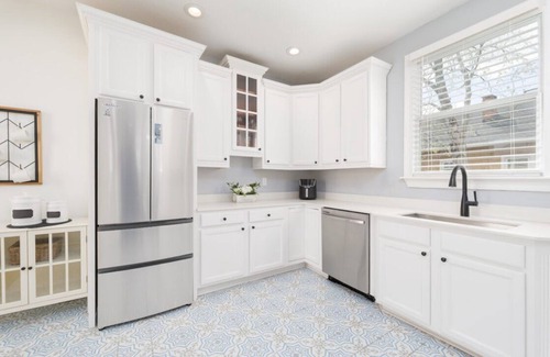 Springfield Apartment | Sunny Historic 2BR | Minutes to Stadium + Main St