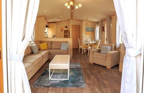 Liverton Cabin | Sunny holiday lodge in Devon - Finlake Resort & Spa