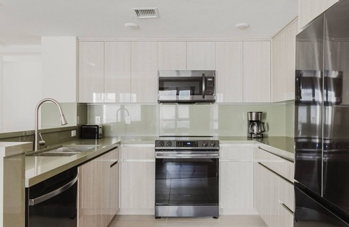 Little Armenia Apartment | Sunny Hollywood 3BR w/Laundry, Full Kitchen & A/C, by Blueground