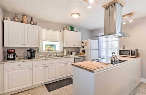 Holly Hill House | Sunny Home w/Porch Near Halifax River & Beach!