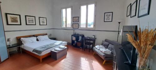 Sant' Ambrogio Apartment | Sunny home with roof patio