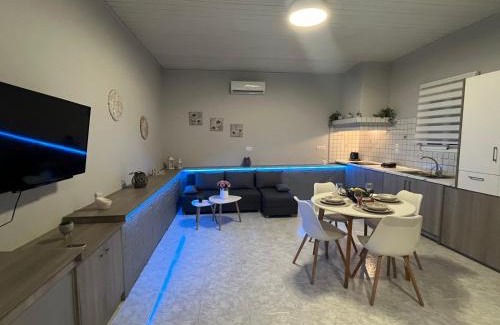 Petaloudes House | Sunny house